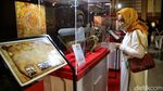 Antusias Pengunjung Melihat Artefak Nabi Muhammad