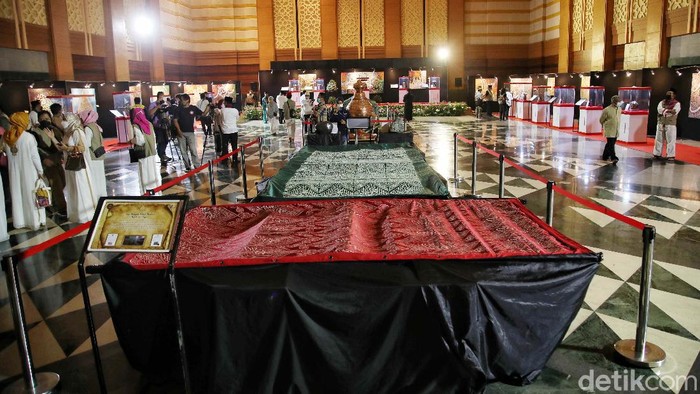 Antusias Pengunjung Melihat Artefak Nabi Muhammad Festival Artefak Peninggalan Nabi Muhammad SAW dan sahabatnya digelar di Jakarta Islami Center, Jakarta Utara, Jumat (23/4). pamwran ini menyedot perhatian pengunjung.