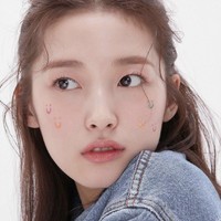 Arin sendiri lahir dengan nama Choi Ye Won pada 18 Juni 1999. Ia mulai menggunakan nama panggungnya sejak debut bersama Oh My Girl pada 2015. Foto: dok. Instagram ye._.vely618