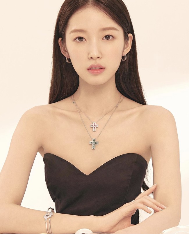 Dikenal baik dan anggun, ia terkadang dipanggil ‘Princess Arin’ oleh member Oh My Girl lainnya. Arin pun didapuk sebagai model perhiasan Italia ’DAMIANI’ setelah Irene Red Velvet. Foto: dok. Instagram ye._.vely618