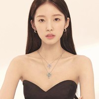 Dikenal baik dan anggun, ia terkadang dipanggil ‘Princess Arin’ oleh member Oh My Girl lainnya. Arin pun didapuk sebagai model perhiasan Italia ’DAMIANI’ setelah Irene Red Velvet. Foto: dok. Instagram ye._.vely618