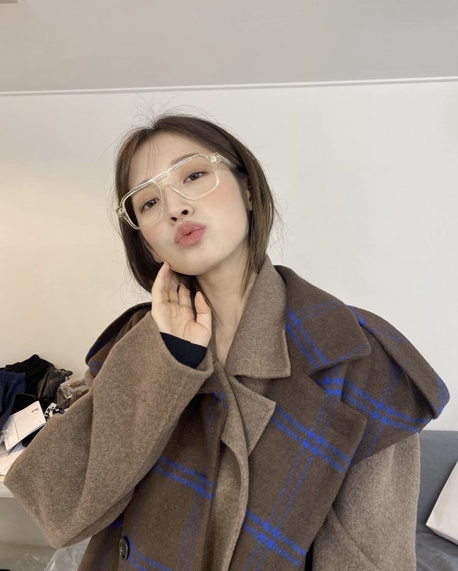 Alhasil, Arin Oh My Girl menjadi buah bibir netizen Korea di forum komunitas. Para netizen Korea, khususnya wanita, menunjukkan dukungan untuk sang maknae. Foto: dok. Instagram ye._.vely618