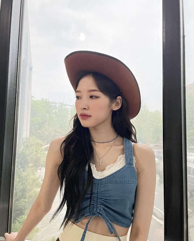 Nyatanya, Arin Oh My Girl ditunjuk sebagai model pakaian dalam BYC sejak Maret 2020 karena dinilai cocok dengan imej produk yang nyaman dan trendy. Foto: dok. Instagram ye._.vely618