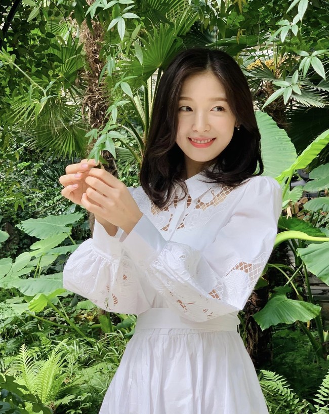 Demi menyesuaikan imej polosnya, Arin Oh My Girl tak pernah ditampilkan menggunakan pakaian dalam. Para penggemar pun memuji langkah yang diambil BYC. Foto: dok. Instagram ye._.vely618