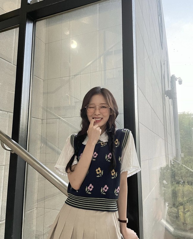 Idol berumur 21 tahun ini merupakan alumni Seoul Performing Arts School. Arin Oh My Girl bahkan satu kelas dengan idol KPop lain, Mina eks Gugudan dan Mark NCT. Foto: dok. Instagram ye._.vely618