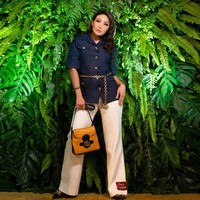 Tiga selebriti hadir untuk menonton preview show koleksi terbaru Gucci Aria. Ayu Dewi merupakan satunya. Ia tampil chic dengan kemeja navy yang dipadu celana putih berpotongan longgar. Ia menambahkan chain belt gucci yang memberi aksentuasi pada pinggang. Ayu Dewi juga menjinjing clutch serta loafers dari brand yang sama. Foto: Instagram, Tangkapan layar YouTube Luna Maya dan Mrsayudewi