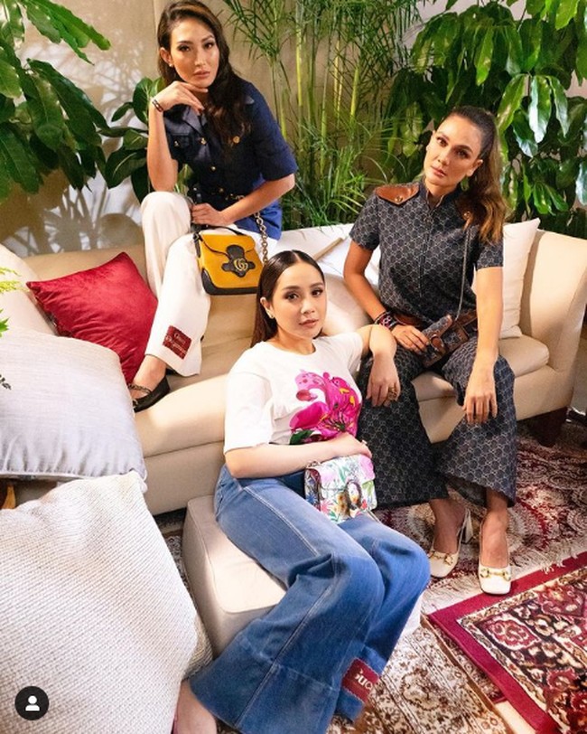 Luna Maya, Nagita Slavina dan Ayu Dewi foto bersama di sela-sela acara live streaming preview show. Ketiganya memasang pose fierce. Foto: Instagram, Tangkapan layar YouTube Luna Maya dan Mrsayudewi