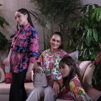 Koleksi bertema floral ini menghadirkan blouse, kemeja hingga jaket hoodie dengan warna-warna cerah yang mencerminkan kehangatan musim panas. Foto: Instagram, Tangkapan layar YouTube Luna Maya dan Mrsayudewi