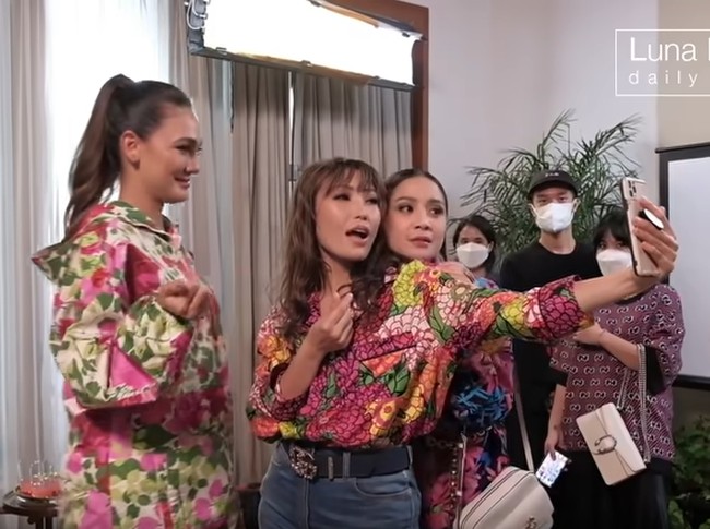 Dari gaya chic casual, ketiganya bertransformasi jadi feminin dalam balutan busana Gucci bernuansa floral. Foto: Instagram, Tangkapan layar YouTube Luna Maya dan Mrsayudewi