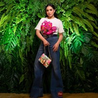 Koleksi Gucci Aria merupakan buah karya tim desainer Gucci yang digawangi creative director Alessandro Michele. Mewakili gaya chic casual, Nagita Slavina tampil stylish berbalut t-shirt gambar bunga wide leg jeans serta belt kulit GG yang ikonik. Foto: Instagram, Tangkapan layar YouTube Luna Maya dan Mrsayudewi