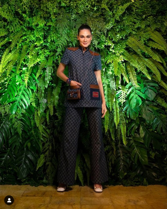 Tahun ini menandai satu abad eksistensi Gucci di industri fashion dunia. Perayaan hari jadi ke-100 pun turut dihadiri sejumlah artis ternama Indonesia. Salah satunya Luna Maya yang mengenakan setelan blouse dan celana panjang bermotif GG jacquard warna navy. Ia tampak melengkapi penampilannya dengan tas crossbody Dionysius. Foto: Instagram, Tangkapan layar YouTube Luna Maya dan Mrsayudewi