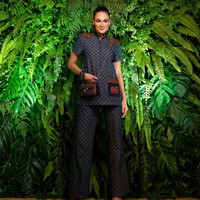 Tahun ini menandai satu abad eksistensi Gucci di industri fashion dunia. Perayaan hari jadi ke-100 pun turut dihadiri sejumlah artis ternama Indonesia. Salah satunya Luna Maya yang mengenakan setelan blouse dan celana panjang bermotif GG jacquard warna navy. Ia tampak melengkapi penampilannya dengan tas crossbody Dionysius. Foto: Instagram, Tangkapan layar YouTube Luna Maya dan Mrsayudewi