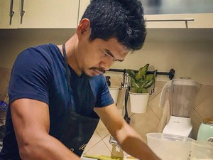 Bambang Pamungkas Ternyata Foodies, Hobi Masak dan Makan Enak