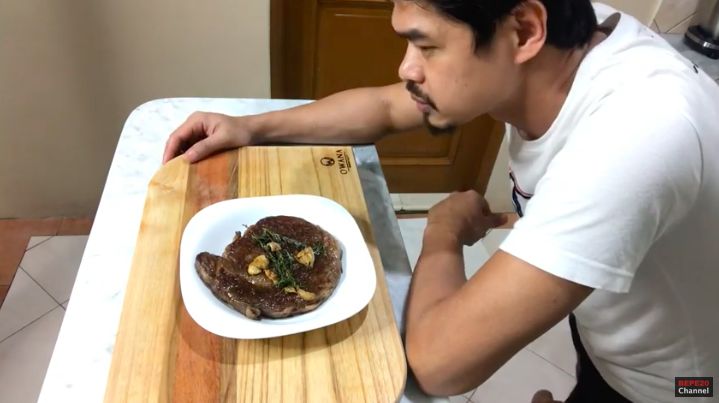 Bambang Pamungkas Ternyata Foodies, Hobi Masak dan Makan Enak