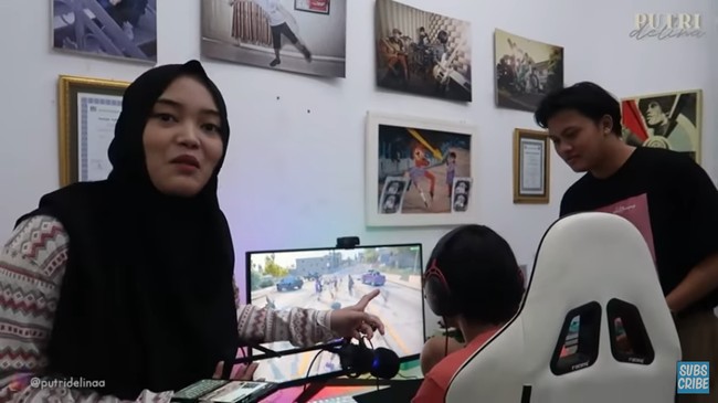 Anak perempuan satu-satunya Sule, Putri Delina memperlihatkan momen dia dan ketiga saudara kandungnya serta sang ayah Sule melakukan ngabuburit hingga buka puasa keluarga untuk pertamakalinya. Alhamdulillah di hari pertama puasa bisa kumpul dan ngabuburit bareng, tulis Putri yang juga berkarier di dunia tarik suara itu di channel YouTube miliknya. Foto: Dok. YouTube Putri Delina