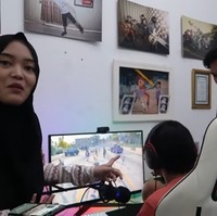 Anak perempuan satu-satunya Sule, Putri Delina memperlihatkan momen dia dan ketiga saudara kandungnya serta sang ayah Sule melakukan ngabuburit hingga buka puasa keluarga untuk pertamakalinya. Alhamdulillah di hari pertama puasa bisa kumpul dan ngabuburit bareng, tulis Putri yang juga berkarier di dunia tarik suara itu di channel YouTube miliknya. Foto: Dok. YouTube Putri Delina