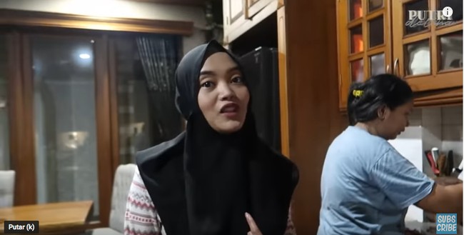 Putri Delina tampak ke dapur untuk mengecek sajian buka puasa yang tengah disiapkan. Dia kembali mengungkapkan alasan absennya Nathalie Holscer di video buka puasa pertama keluarga Sule. Kayaknya bunda lagi keluar, entah ke mana, kata Putri. Foto: Dok. YouTube Putri Delina