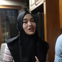 Putri Delina tampak ke dapur untuk mengecek sajian buka puasa yang tengah disiapkan. Dia kembali mengungkapkan alasan absennya Nathalie Holscer di video buka puasa pertama keluarga Sule. Kayaknya bunda lagi keluar, entah ke mana, kata Putri. Foto: Dok. YouTube Putri Delina