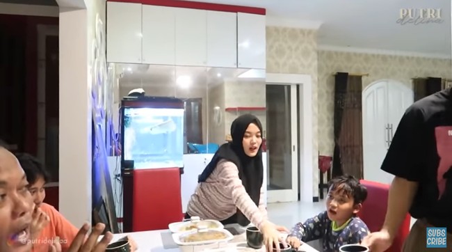 Menjelang waktu berbuka puasa, Sule dan keempat anaknya berkumpul di meja makan. Nathalie Holscer masih tak terlihat di sana. Putri Delina pun tampak bertugas menyiapkan makanan buka puasa untuk ayah dan ketiga saudara laki-lakinya. Foto: Dok. YouTube Putri Delina