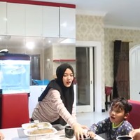 Menjelang waktu berbuka puasa, Sule dan keempat anaknya berkumpul di meja makan. Nathalie Holscer masih tak terlihat di sana. Putri Delina pun tampak bertugas menyiapkan makanan buka puasa untuk ayah dan ketiga saudara laki-lakinya. Foto: Dok. YouTube Putri Delina