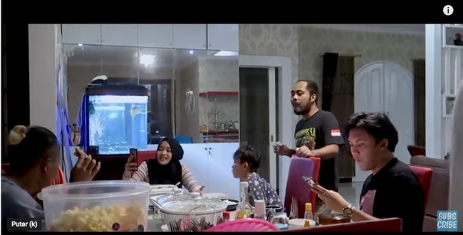 Inilah momen saat Sule buka puasa bersama keempat anaknya. Menurut Putri Delina di buka puasa kali ini, persiapannya kurang maksimal karena menut favorit keluarga seperti sop buah, kolak dan sate tidak ada. Foto: Dok. YouTube Putri Delina