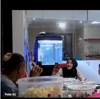 Inilah momen saat Sule buka puasa bersama keempat anaknya. Menurut Putri Delina di buka puasa kali ini, persiapannya kurang maksimal karena menut favorit keluarga seperti sop buah, kolak dan sate tidak ada. Foto: Dok. YouTube Putri Delina