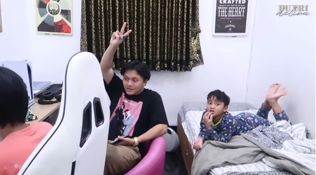 Dalam video berjudul HARI PERTAMA SULE FAMILY BUKA PUASA+NGABUBURIT itu, Putri Delina menampilkan kebersamaan tiga saudara laki-lakinya. Mereka berkumpul di salah satu kamar dan tampak asyik bermain game. Foto: Dok. YouTube Putri Delina