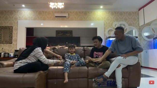 Menunggu waktu buka puasa, Sule dan keempat anaknya, Putri Delina, Rizky Febian, Rizwan dan Ferdinand bermain bersama. Mereka ngabuburit dengan bermain permainan zaman dulu yaitu ABC Lima Dasar. Foto: Dok. YouTube Putri Delina