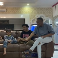 Menunggu waktu buka puasa, Sule dan keempat anaknya, Putri Delina, Rizky Febian, Rizwan dan Ferdinand bermain bersama. Mereka ngabuburit dengan bermain permainan zaman dulu yaitu ABC Lima Dasar. Foto: Dok. YouTube Putri Delina