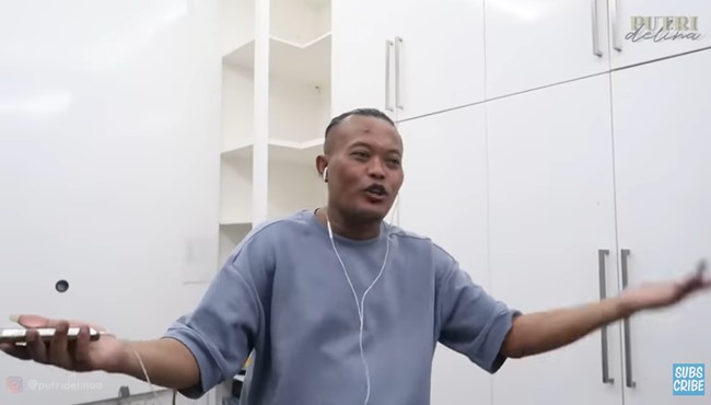 Kita hari pertama buka puasa di bulan Ramadhan, aku ada di rumah terus. Semoga anak-anak senang walau aku nggak ada kerjaan. Semoga tabungan masih ada, kata Sule di momen ngabuburit dan buka puasa pertama bersama empat anaknya. Foto: Dok. YouTube Putri Delina