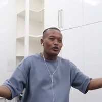 Kita hari pertama buka puasa di bulan Ramadhan, aku ada di rumah terus. Semoga anak-anak senang walau aku nggak ada kerjaan. Semoga tabungan masih ada, kata Sule di momen ngabuburit dan buka puasa pertama bersama empat anaknya. Foto: Dok. YouTube Putri Delina