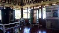 Kolaborasi ini dilakukan antara PT Surya Utama Nuansa (SUN Energy) dengan Badan Pengelola Pariwisata Batur UNESCO Global Geopark. Proses penyaringan air danau yang menggunakan pompa membran reverse osmosis ini dapat menyaring ion logam yang terkandung pada air danau. Teknologi penyaringan air memanfaatkan energi matahari sebagai penggerak pompa dan filter sehingga lebih hemat, efisien, serta ramah lingkungan. Foto: dok. Goepark Gunung Batur