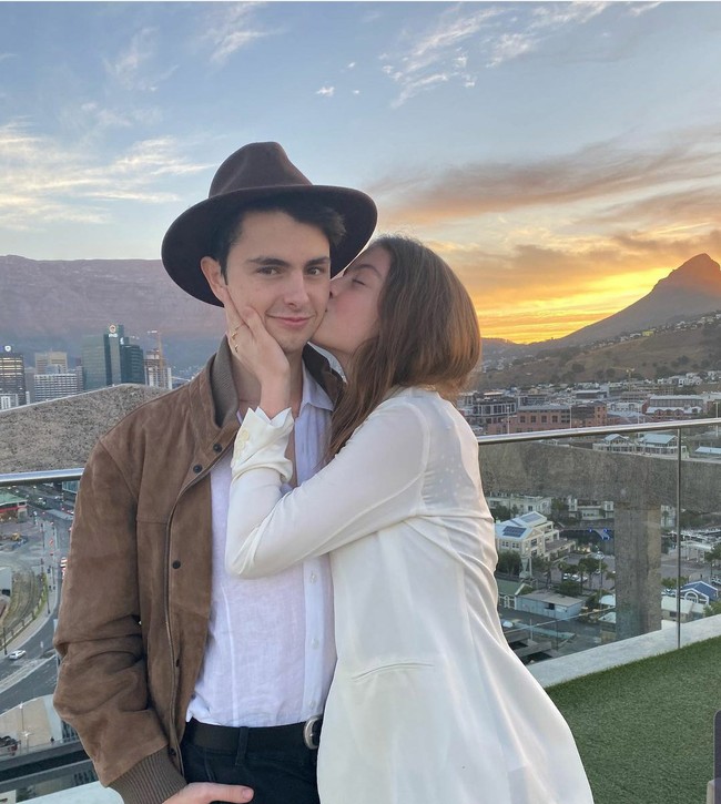 Dalam foto ini bukanlah kekasih Carys, melainkan kakaknya Dylan Douglas. Carys dan Dylan memang kakak beradik yang begitu dekat. Carys bahkan tidak segan menunjukkan rasa sayangnya dengan sang kakak lewat kecupan di pipi.  Foto: Instagram