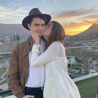 Dalam foto ini bukanlah kekasih Carys, melainkan kakaknya Dylan Douglas. Carys dan Dylan memang kakak beradik yang begitu dekat. Carys bahkan tidak segan menunjukkan rasa sayangnya dengan sang kakak lewat kecupan di pipi.  Foto: Instagram