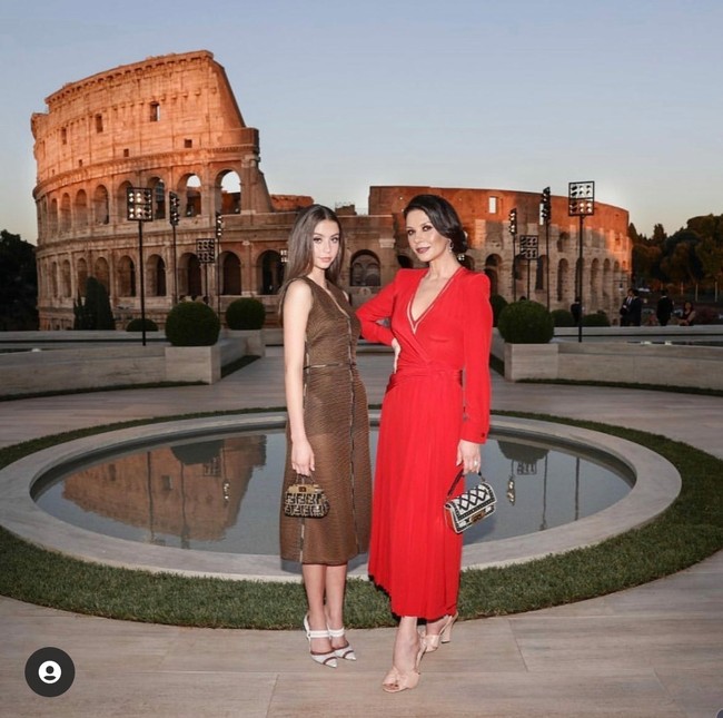 Inilah potret kekompakan ibu dan anak itu saat menghadiri fashion show Fendi di Italia pada 2019 lalu. Foto: Instagram