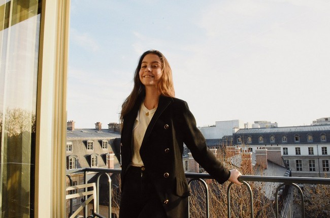 Carys saat kecil tidak mengetahui bahwa orangtuanya adalah orang populer dunia. Ketika keluarganya pindah ke Manhattan, Carys baru menyadari bahwa dia merupakan bagian dari sorotan media karena orangtuanya adalah aktor dan aktris papan atas. Foto: Instagram