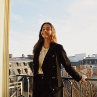 Carys saat kecil tidak mengetahui bahwa orangtuanya adalah orang populer dunia. Ketika keluarganya pindah ke Manhattan, Carys baru menyadari bahwa dia merupakan bagian dari sorotan media karena orangtuanya adalah aktor dan aktris papan atas. Foto: Instagram