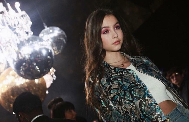 Carys kini sudah mulai terjun di dunia model. Dia beberapa kali tampil menjadi model catwalk. Seperti penampilannya ini untuk model runway dari brand Michael Kors. Foto: Instagram