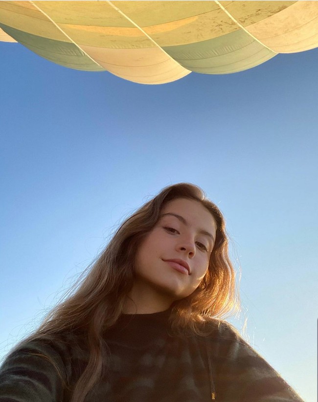 Carys memiliki fitur wajah mirip ibunya Catherine Zeta-Jones. Banyak yang berkomentar bahwa Carys seperti Catherine Zeta-Jones zaman muda Foto: Instagram