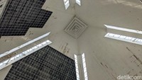 Kubah masjid yang berbentuk piramid diketahui sedang dalam renovasi karena bocor. Selain itu gipson yang jebol pun terlihat di beberapa titik.