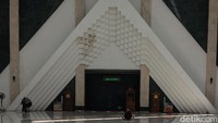 Kondisi masjid yang dibangun di atas lahan seluas 2,4 hektar dengan luas bangunan sebesar 16.985,43 meter persegi itu tampak memprihatinkan.