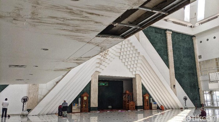 Diresmikan Tahun 2017, Begini Kondisi Terkini Masjid Hasyim Asy'ari Masjid Hasyim Asy'ari diresmikan tahun 2017 silam. Setelah 3 tahun diresmikan kondisi masjid itu tampak memprihatinkan. Berikut penampakannya.