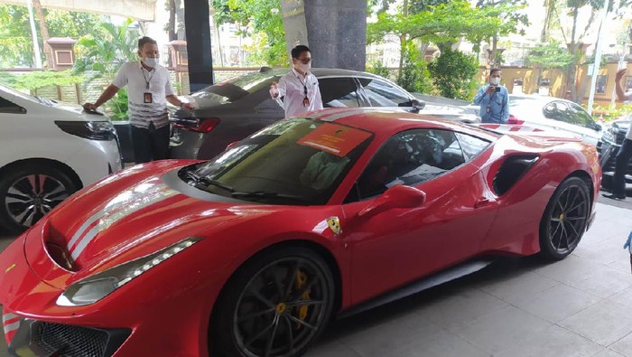 Ferrari disita terkait kasus EDCCash
