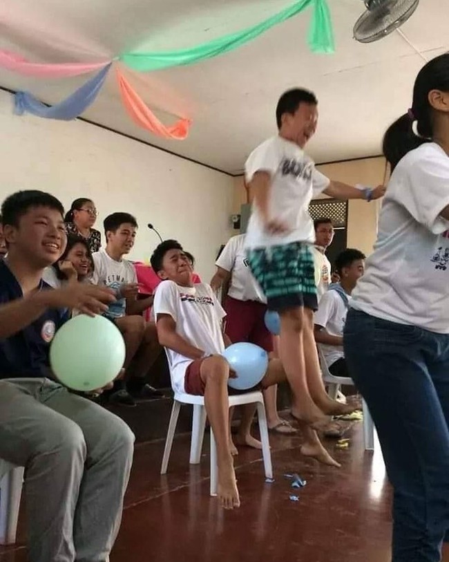 Yang satu mukanya bahagia banget, yang satu lagi mukanya meringis gitu. Ada-ada saja memang ulah netizen. Foto: Instagram/@receh.id