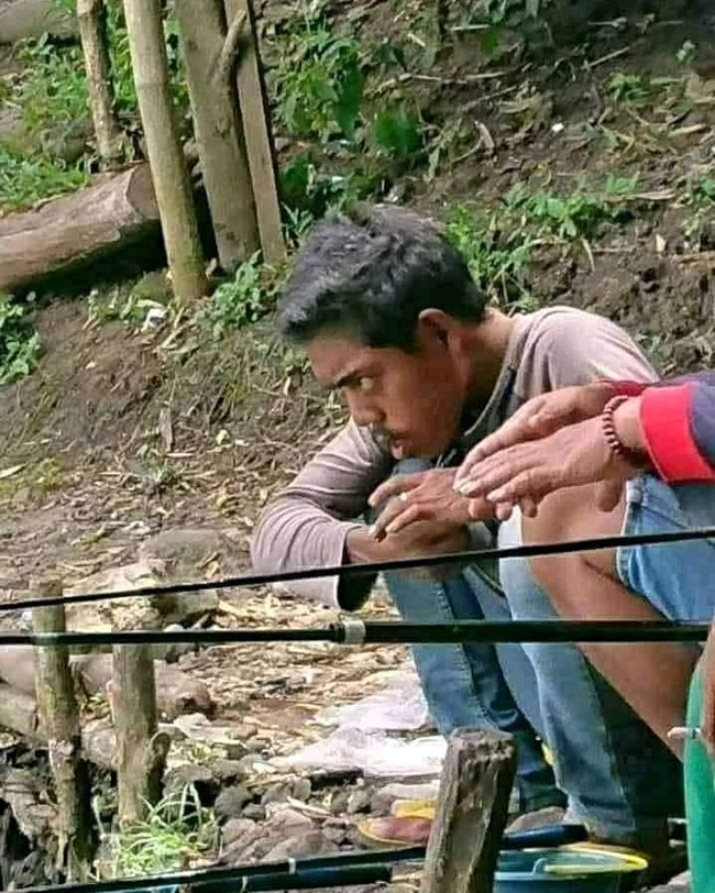 Lagi fokus mau mengeluarkan jurus jitunya biar menang. Tolong jangan diganggu dulu nih.. Foto: Instagram/@ketoprak_jowo