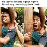 Emang kalau lomba panjat pinang yang kasihan yang ada di paling bawah. Lihat saja ekspresi wajahnya. Sedih sih, tapi jadi pengin ketawa ngakak. Foto: Instagram/@pembawa_ketololan