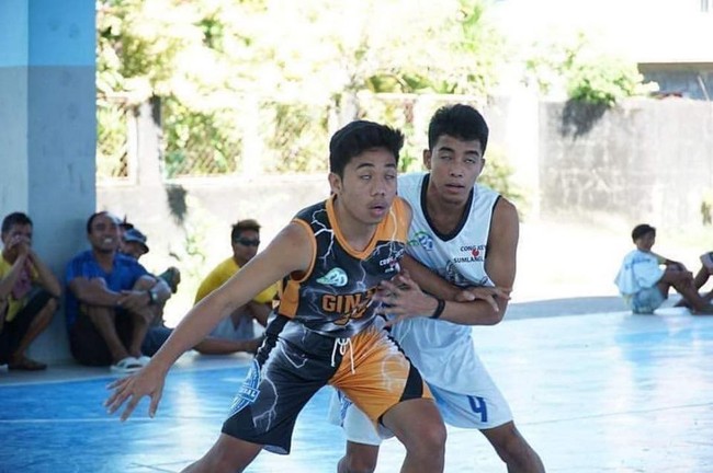Ya namanya juga lagi serius main basket, kalau tukang fotonya memotret di waktu yang nggak pas ya gini nih jadinya. Jadi kayak main basket sambil merem deh.. Foto: Instagram/@receh.id