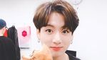 10 Pose Keren Jungkook BTS Saat Cicip Makanan Enak