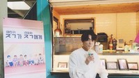 Perhatian dari para penggemarnya juga terlihat ketika Jungkook menerima sebuah food truck. Sambil memegang segelas kopi ia terlihat keren befoto di depan food truck tersebut. Foto: Instagram@bts.jungkook