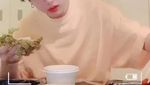10 Pose Keren Jungkook BTS Saat Cicip Makanan Enak